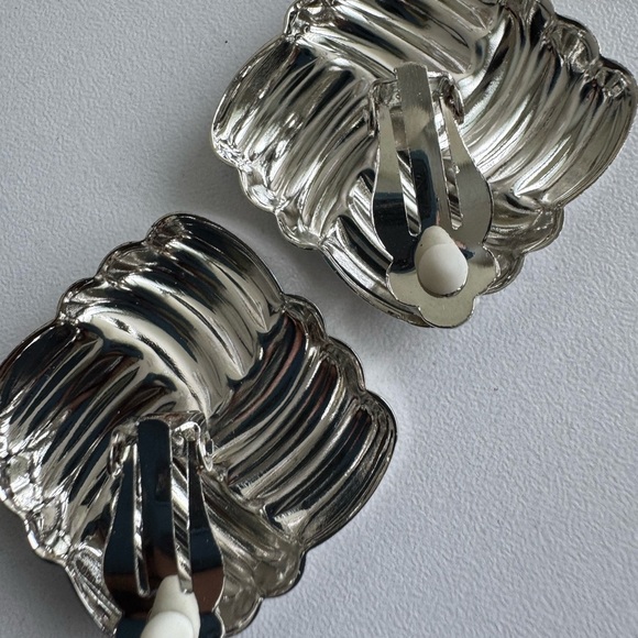 Vintage Silver Line Texture Square Clip On Earrings - Picture 4 of 6